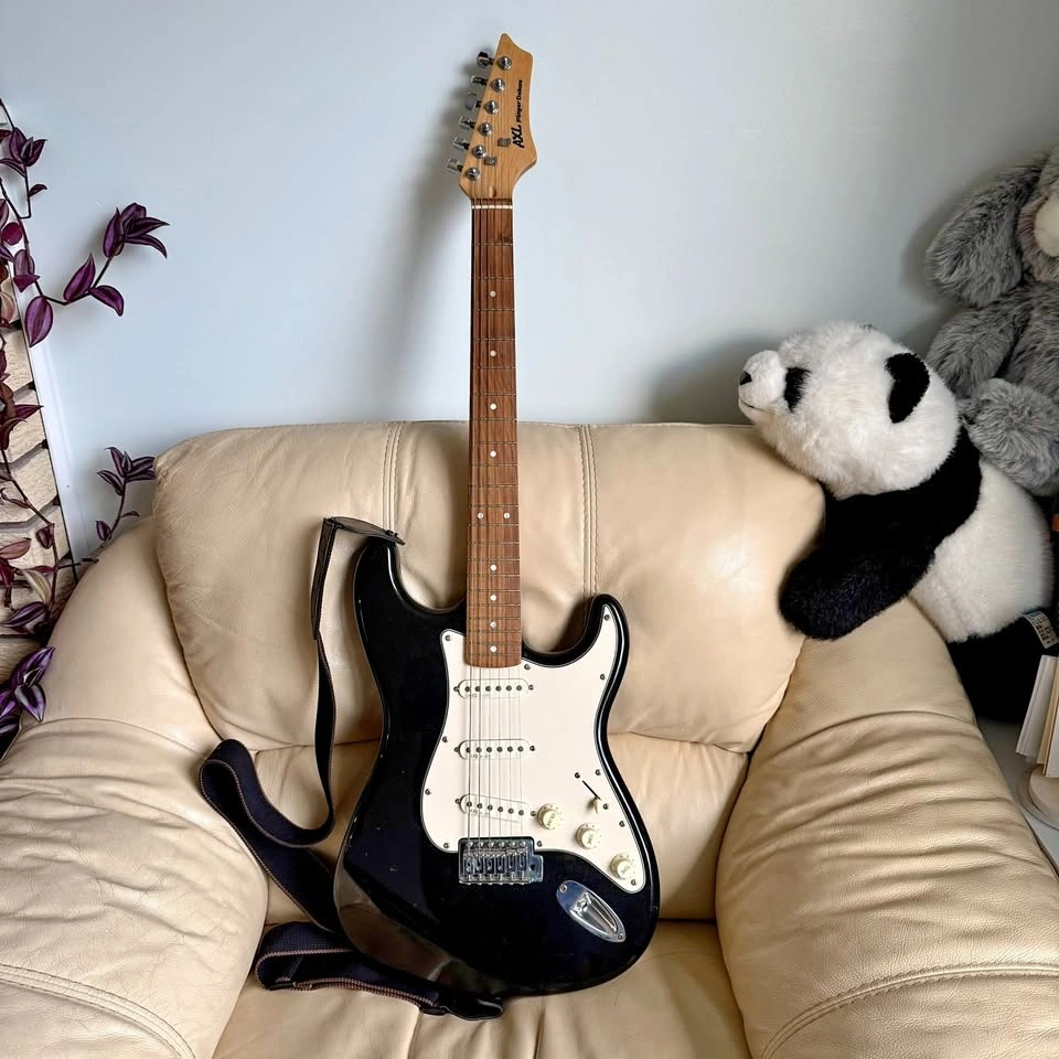 Electric Guitar AXL Strat-Style Guitar like NEW