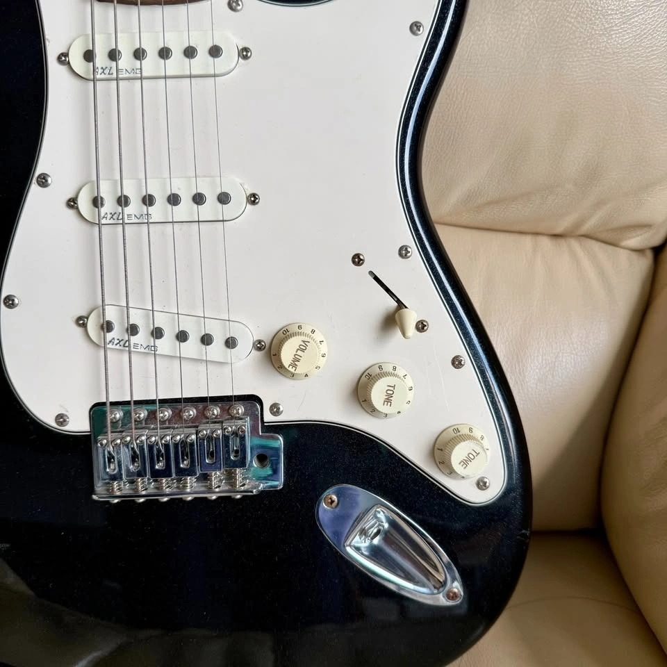 Electric Guitar AXL Strat-Style Guitar like NEW - photo 2