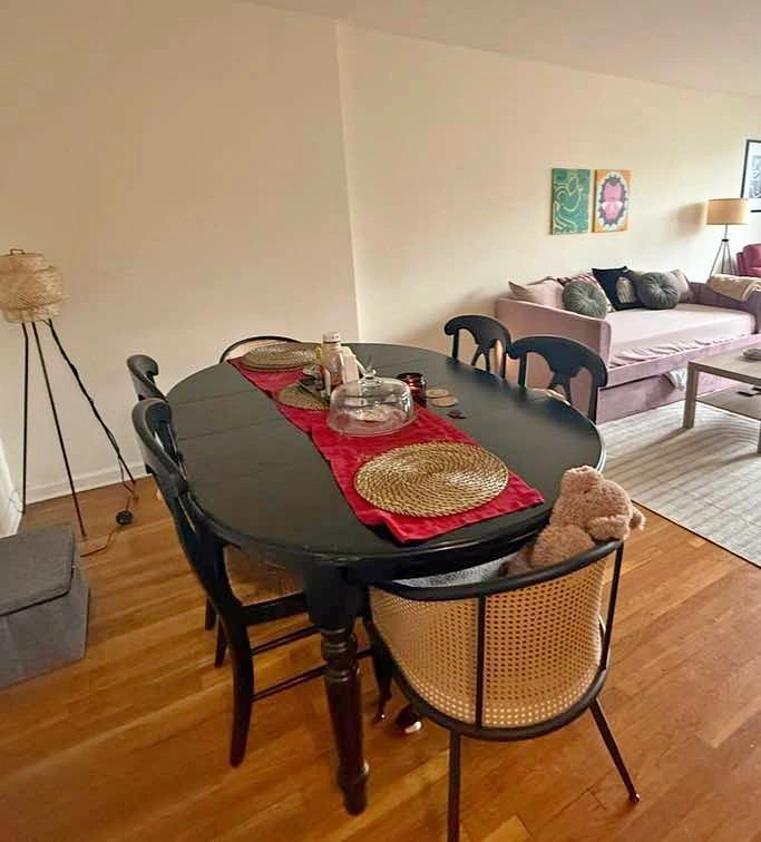 Large black extendable 6-person dining table & chairs