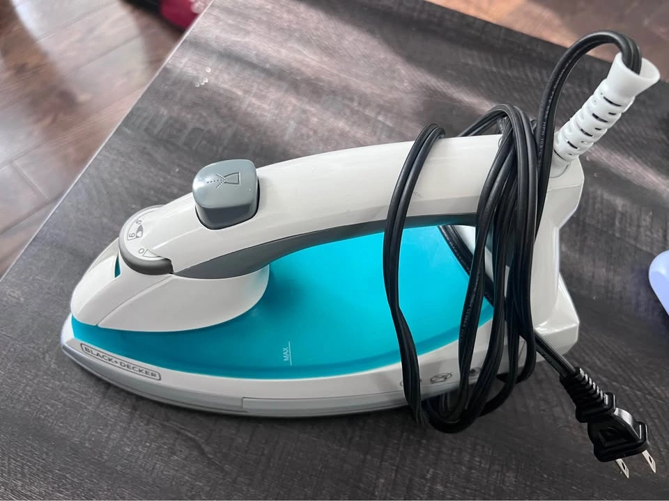 BLACK+DECKER Steam Iron (Price Negotiable) - photo 3