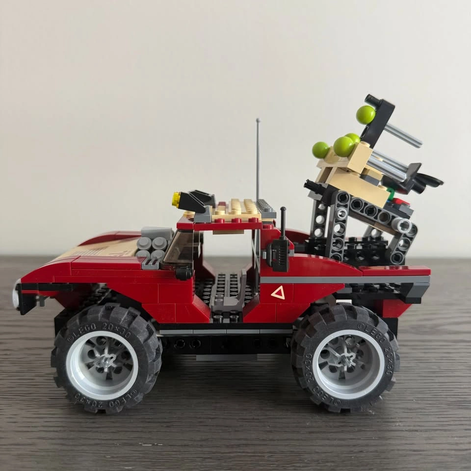 LEGO Dino Attack: Fire Hammer Vs. Mutant Lizards (7475) - photo 3
