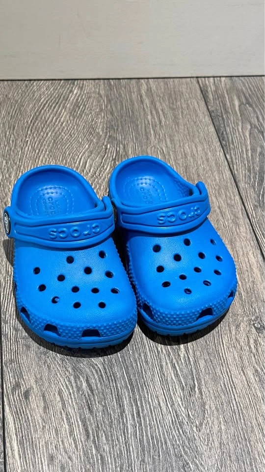☀️ Crocs Toddler Sandals - Size 6 - Burnaby