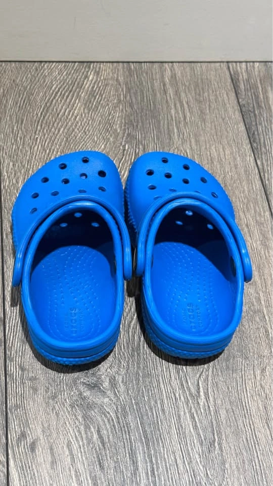☀️ Crocs Toddler Sandals - Size 6 - Burnaby - photo 2