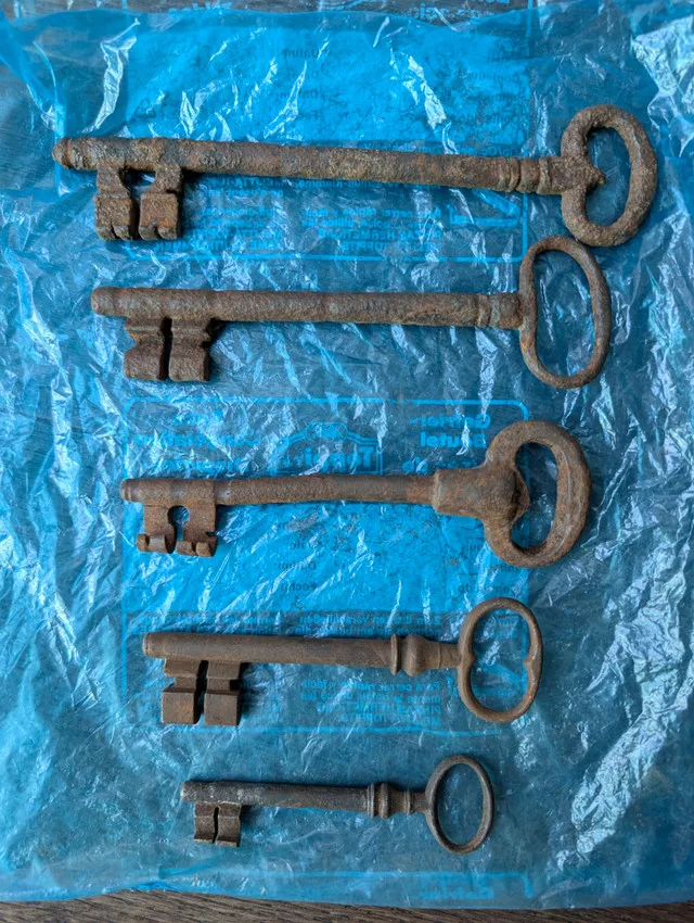 5 Antique Keys (from Europe) thumbnail
