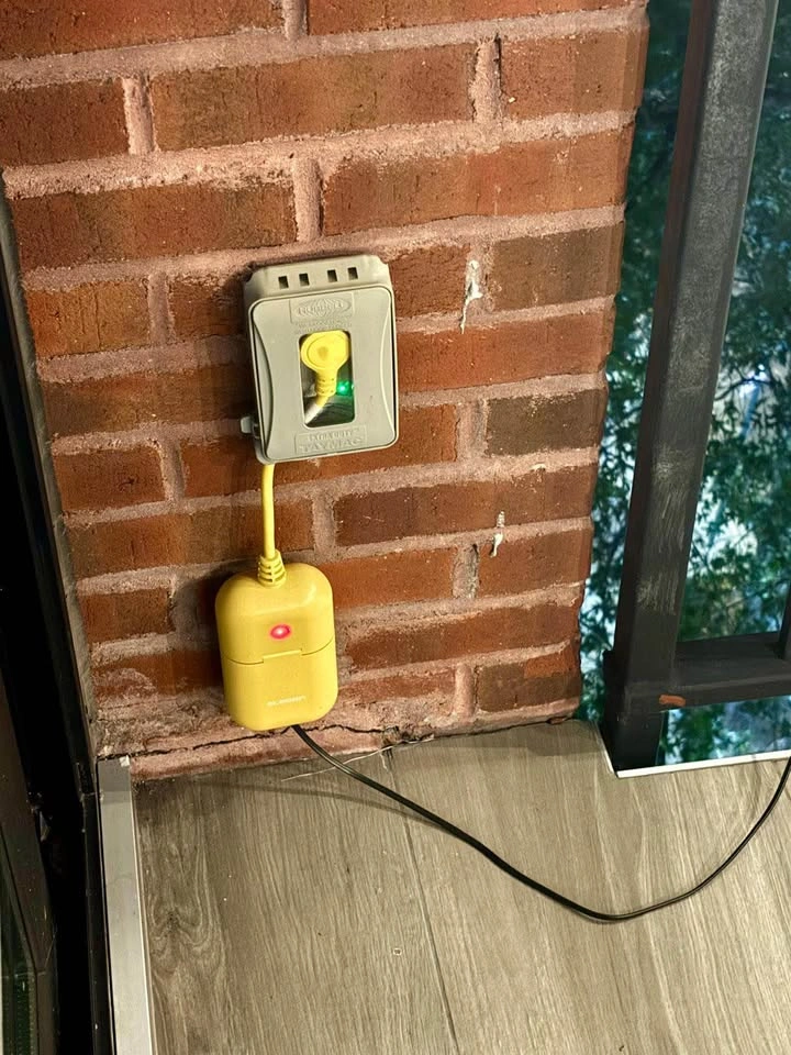 Outdoor warm lights + wifi plug protector - photo 2