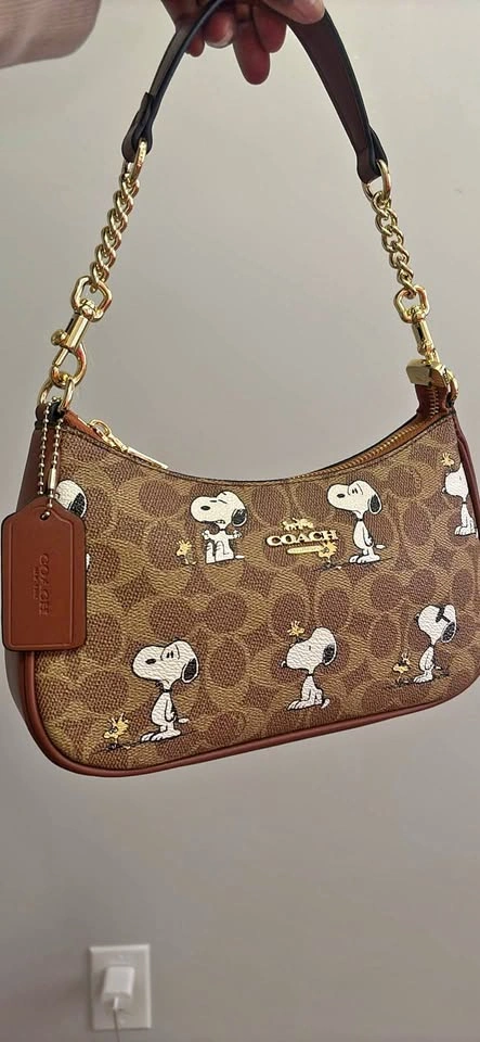 Snoopy coach bag 🐶🍂