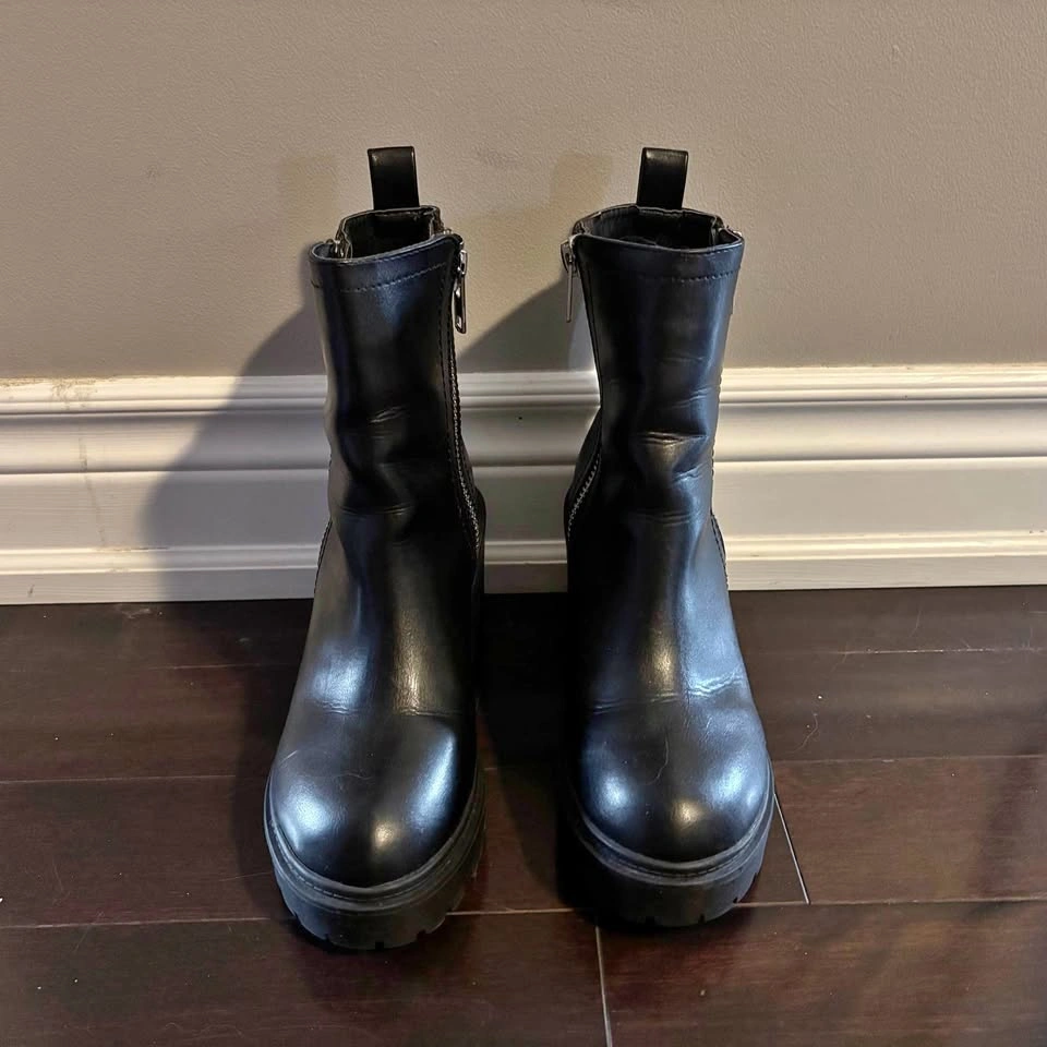 Urban Outfitters Black Zip Up Platform Boots – Size 7