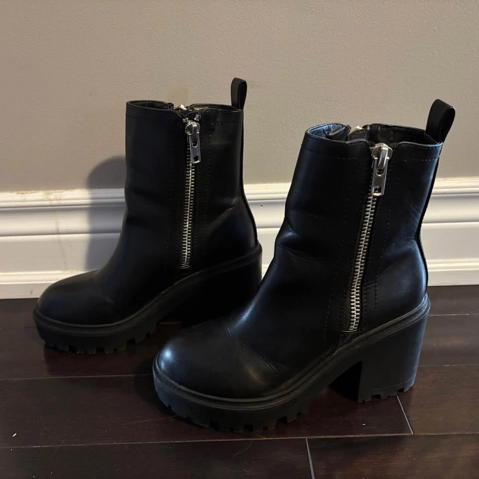 Urban Outfitters Black Zip Up Platform Boots – Size 7 - photo 2