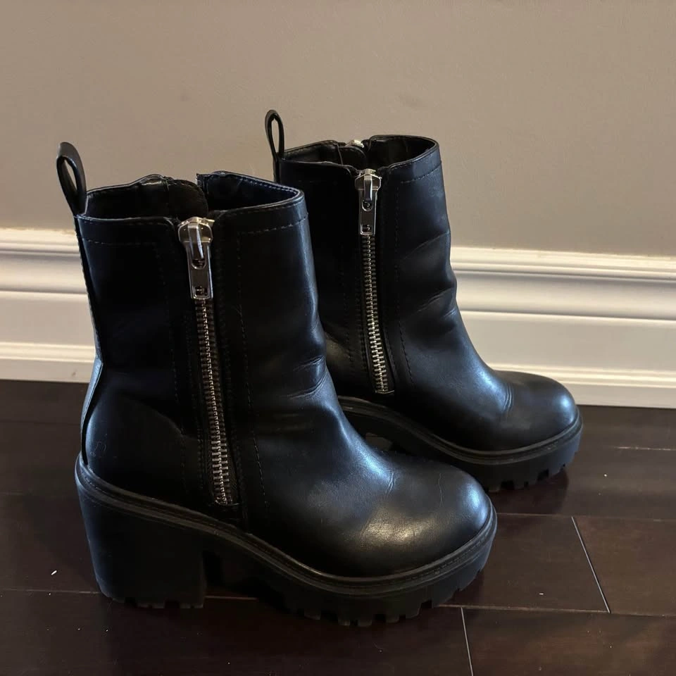 Urban Outfitters Black Zip Up Platform Boots – Size 7 - photo 3