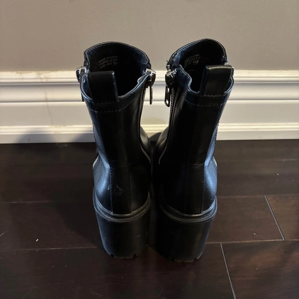 Urban Outfitters Black Zip Up Platform Boots – Size 7 - photo 4
