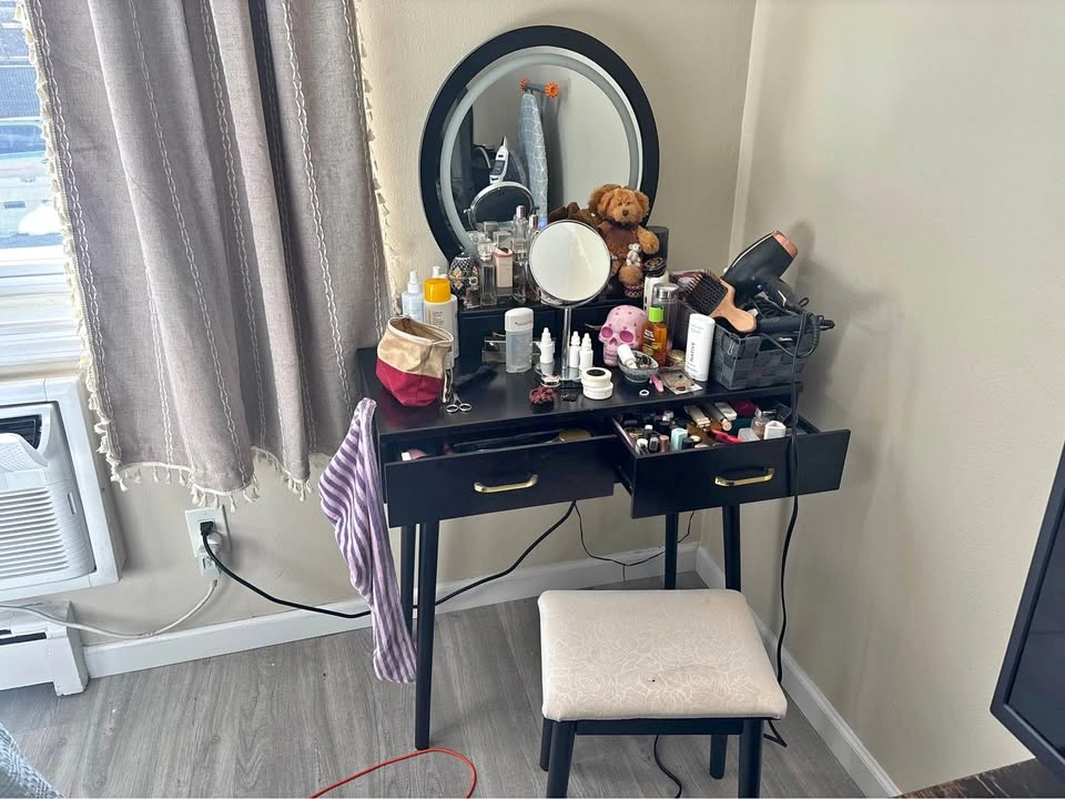 Vanity desk