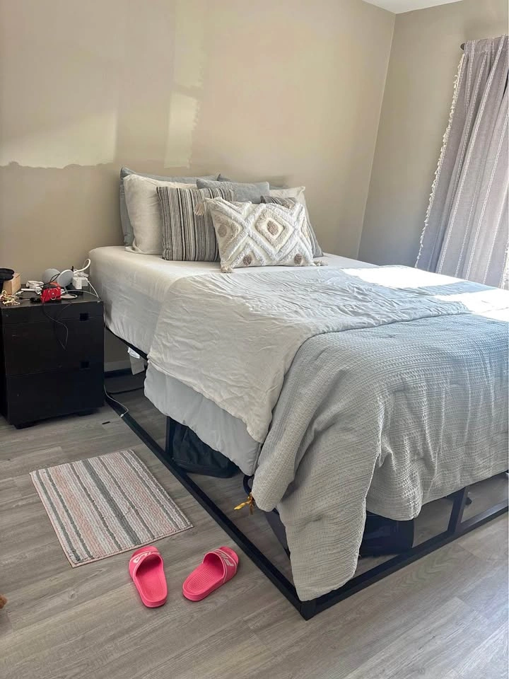 Zinus bed frame, queen size, 18” high