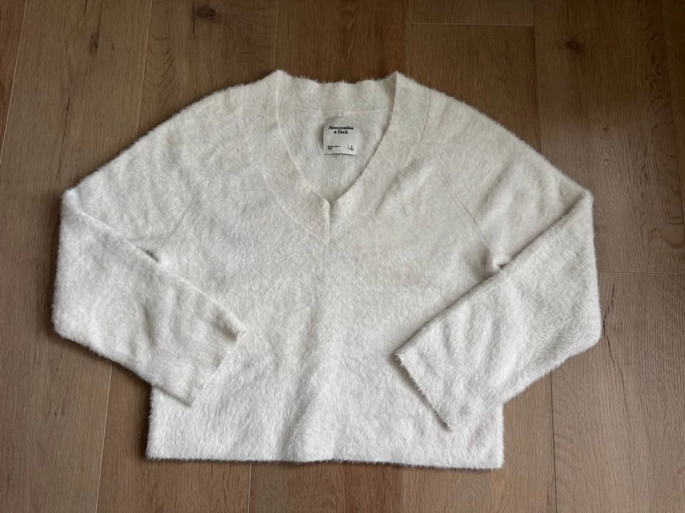 Abercrombie & Fitch Fuzzy V-Neck Sweater - photo 3