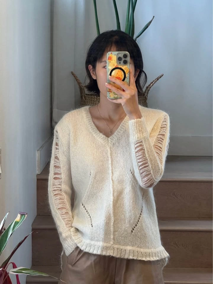 NEW 100% Mohair Cream Distressed Laddered Knit V-Neck Sweater - photo 2