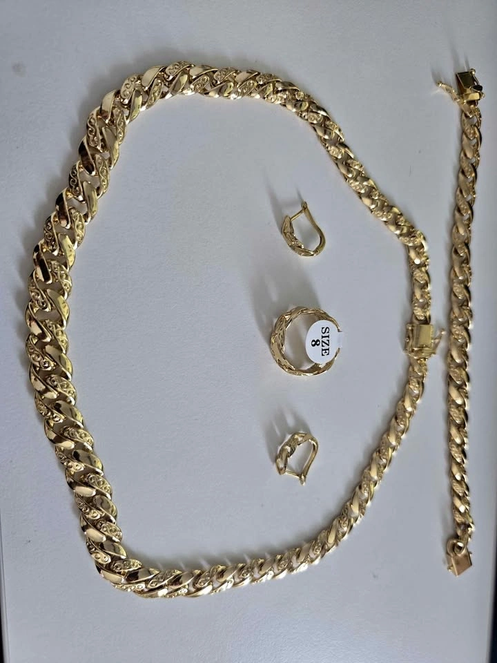 Beautiful jewelry set of 4