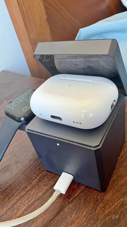 Anker 3-in-1 Cube with MagSafe - No charging brick or cable inc
