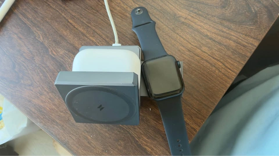 Anker 3-in-1 Cube with MagSafe - No charging brick or cable inc - photo 3
