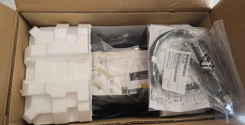 APC Smart-UPS 750VA SMT750C brand new just opened for pictures - photo 5