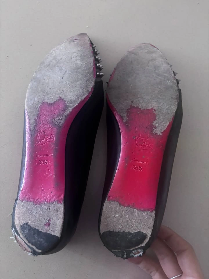 Authentic Louboutin Bareta Flat - photo 2