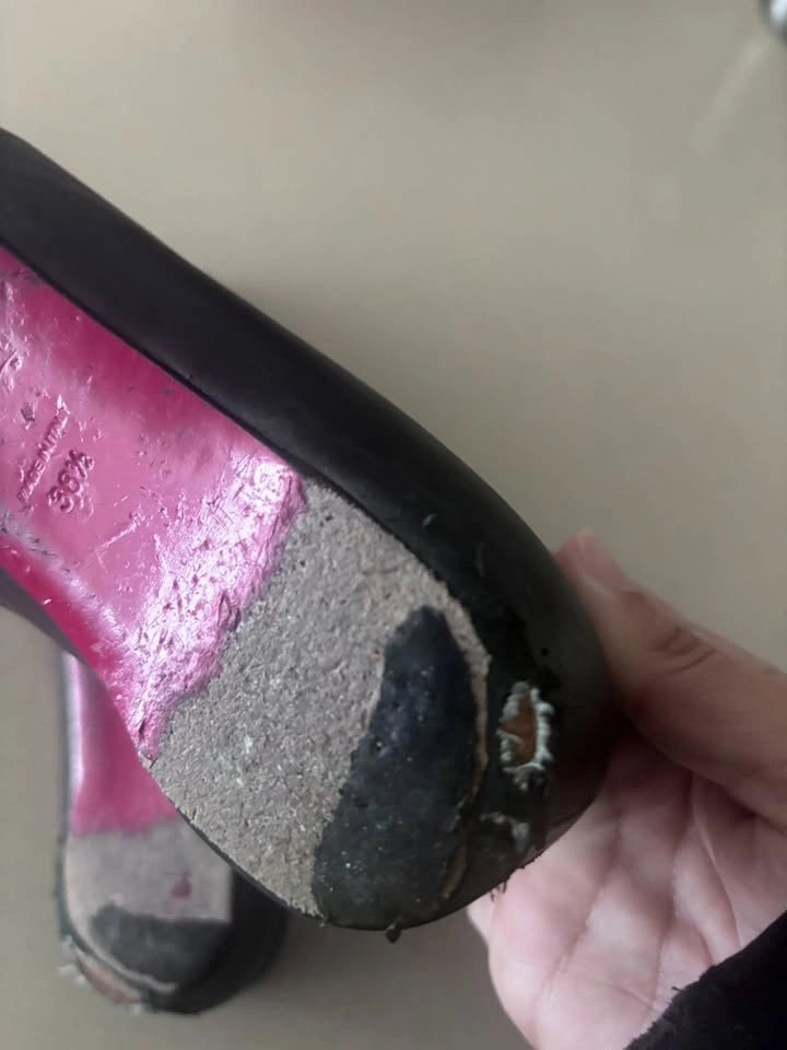 Authentic Louboutin Bareta Flat - photo 3