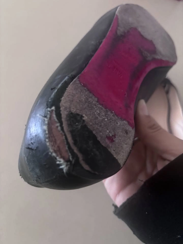 Authentic Louboutin Bareta Flat - photo 4