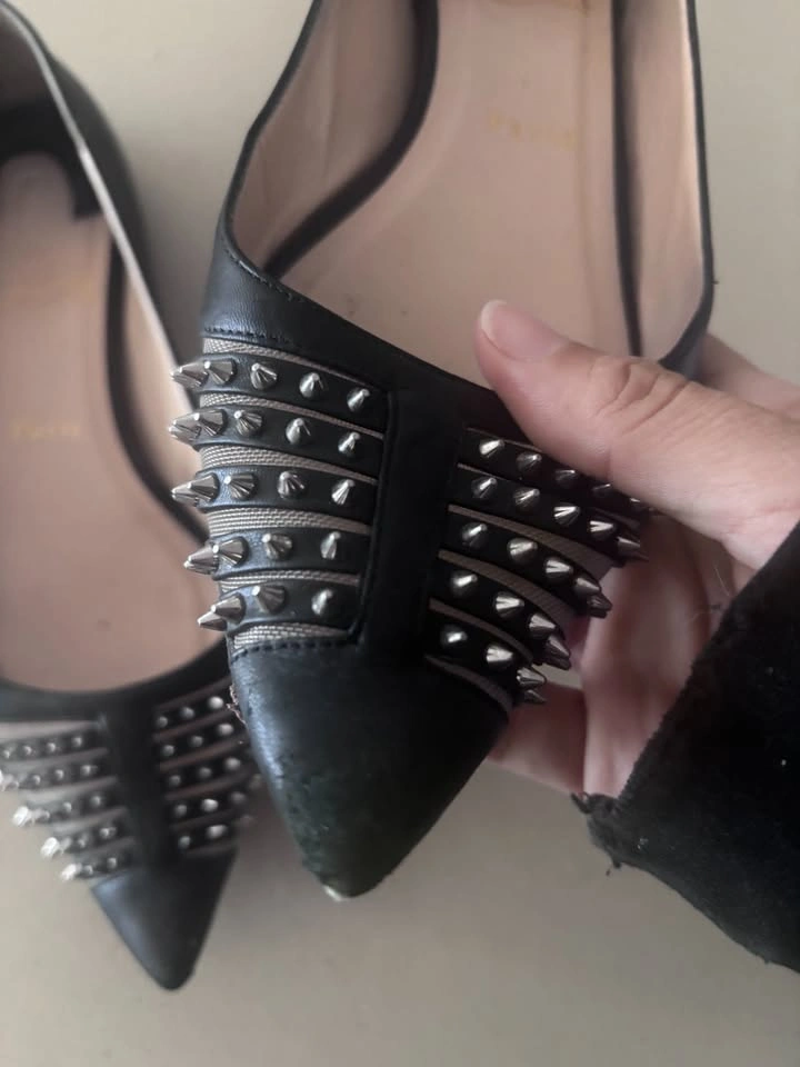 Authentic Louboutin Bareta Flat - photo 5