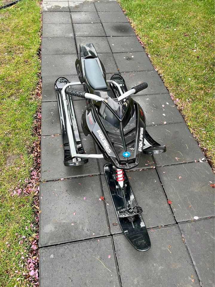 Polaris snow scooter