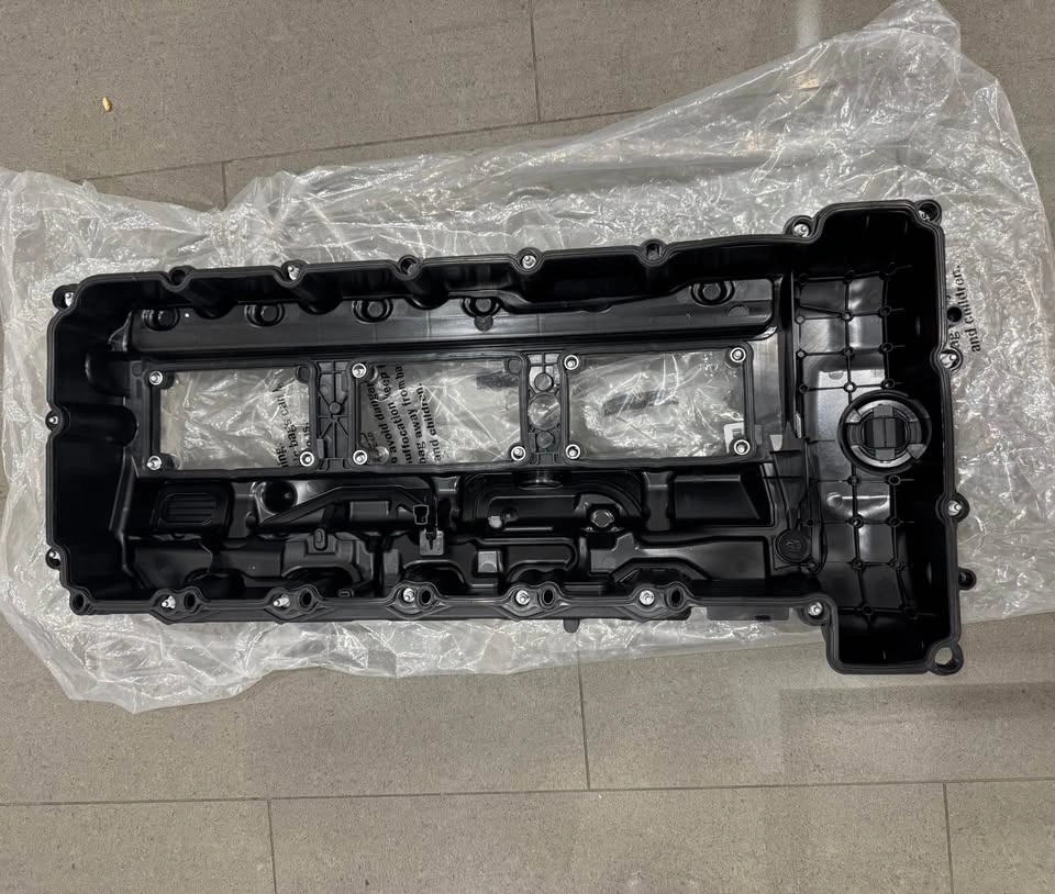 BMW Engine Valve Cover 2010-2019 BNIB - photo 2