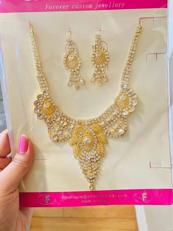 Beautiful 😍 necklace with earrings brand new in packaging thumbnail