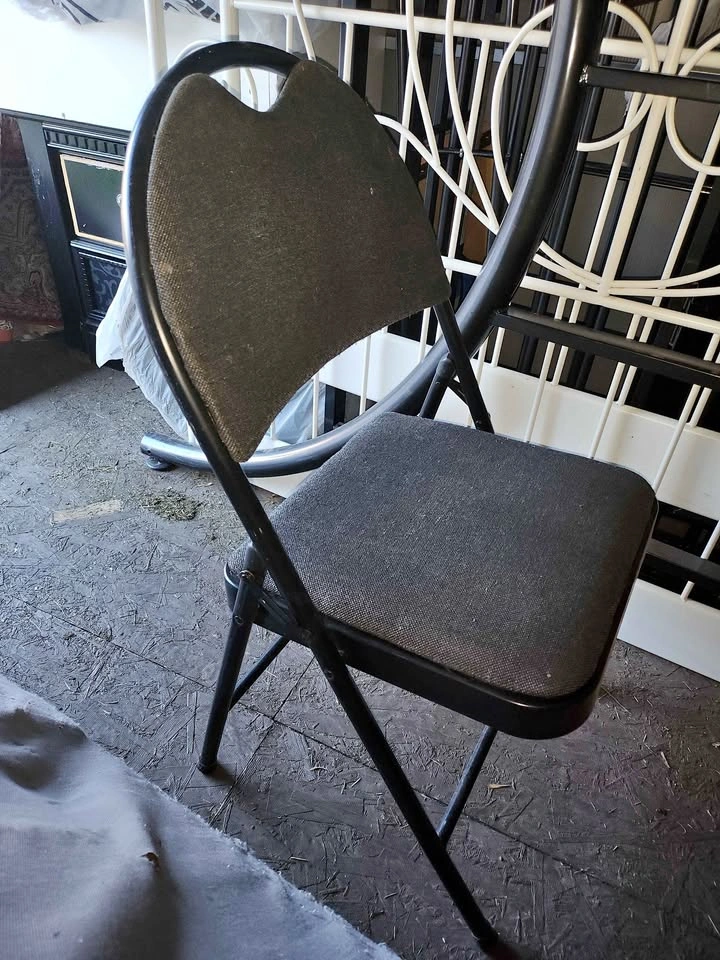 6 Stackable chairs