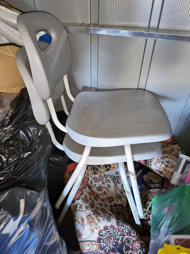 2 Stackable chairs