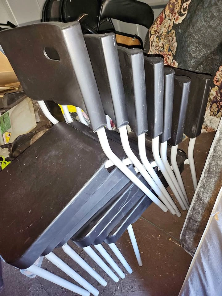 7 Stackable chairs