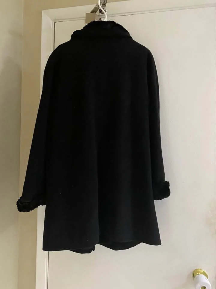 Beautiful 😍 wool coat by Niccolini collection image indicator(2)