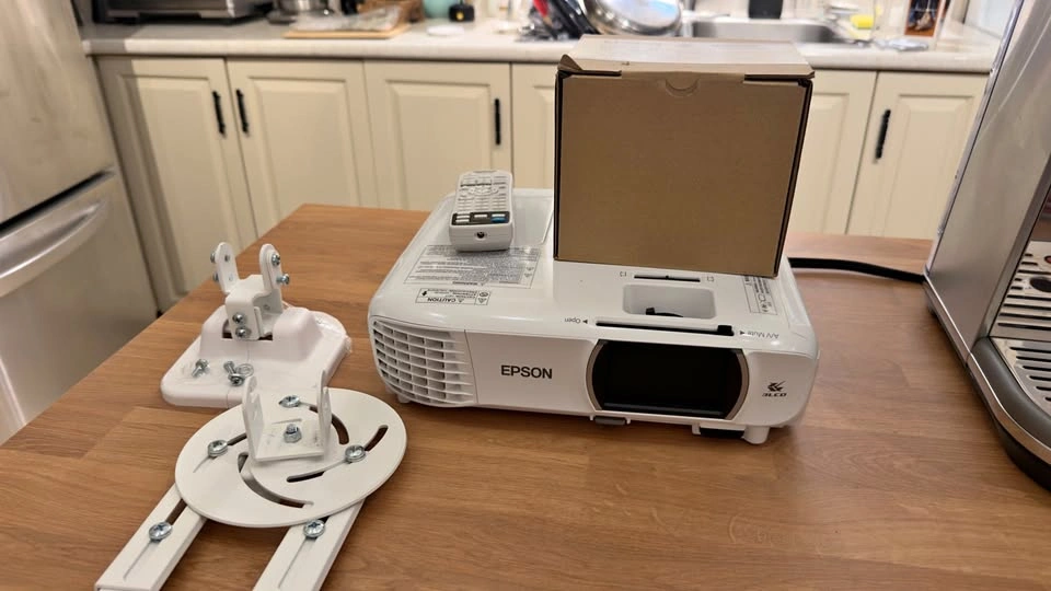 Epson Projector with extra Lamp