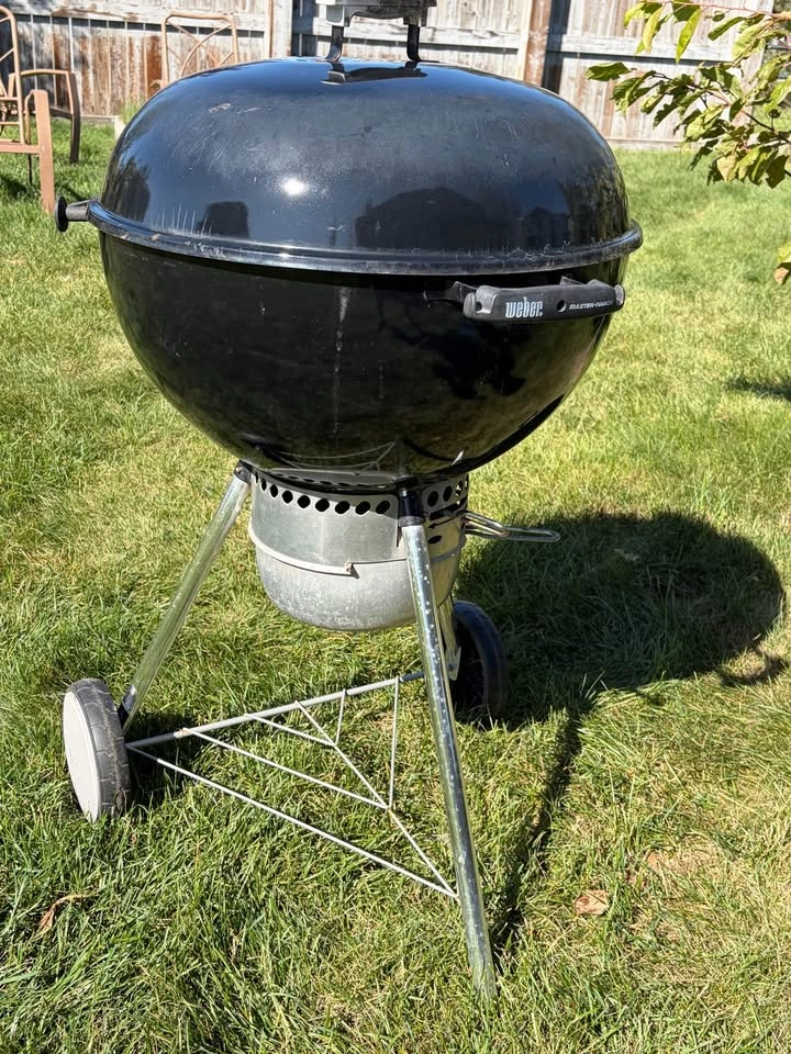Weber Master-Touch 22” Charcoal Kettle BBQ - photo 2