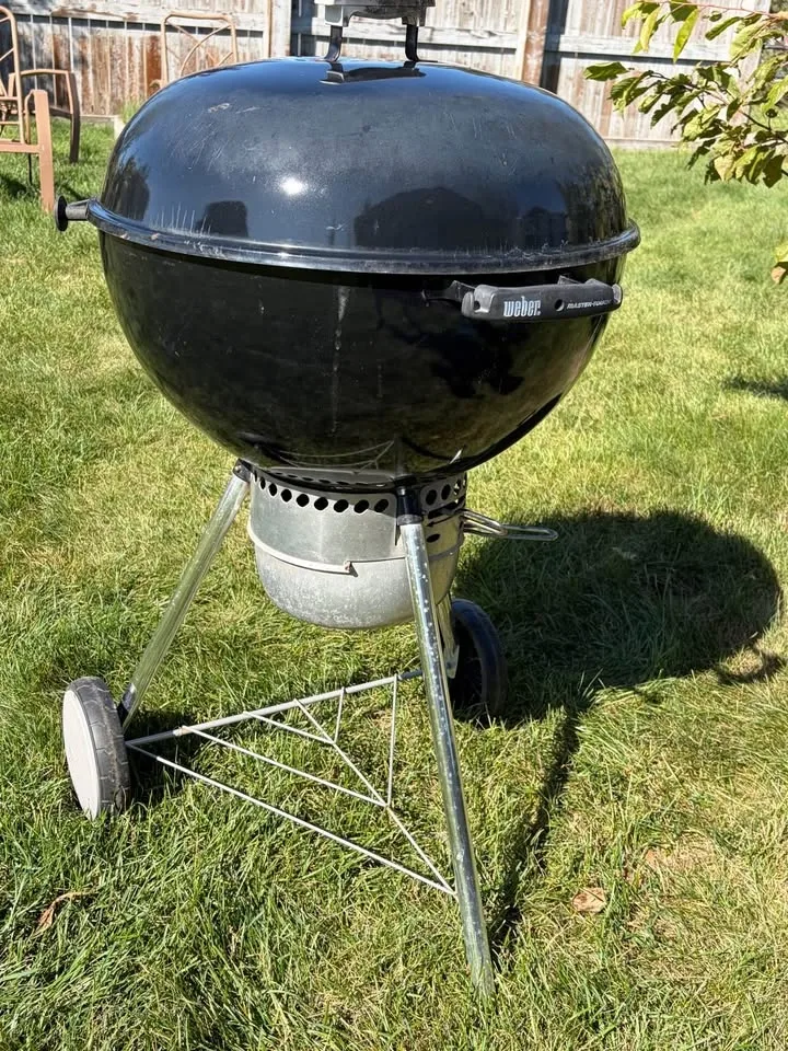 Weber Master-Touch 22” Charcoal Kettle BBQ - photo 2