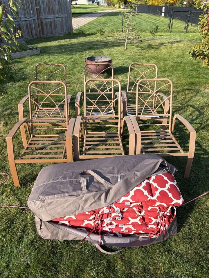 6 Metal Patio Chairs + 8 Red Cushions + Storage Bag – Airdrie - photo 2