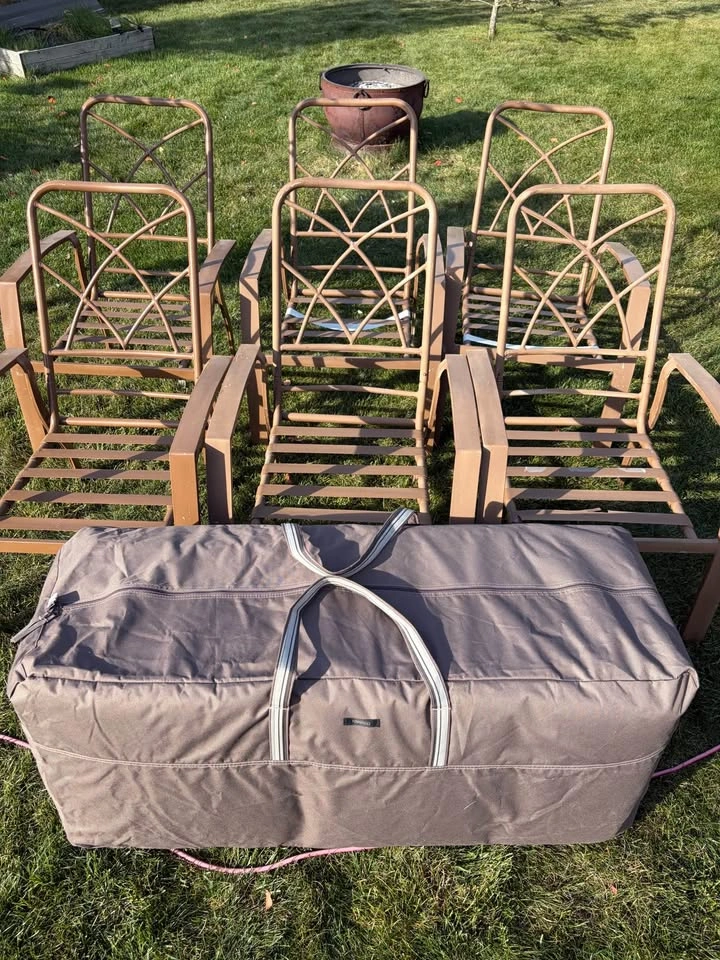 6 Metal Patio Chairs + 8 Red Cushions + Storage Bag – Airdrie - photo 3