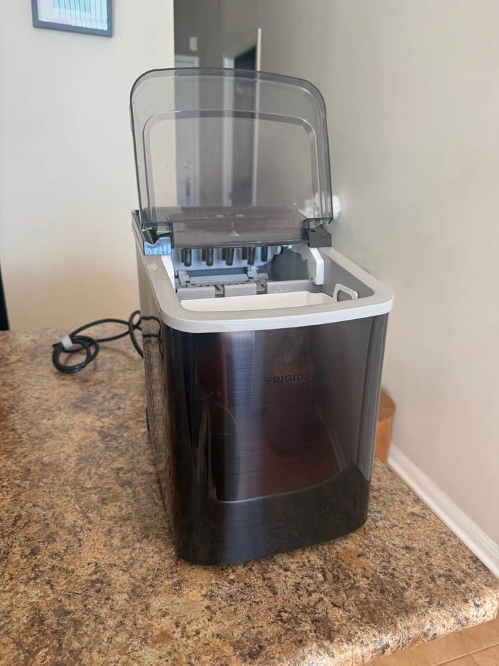 Frigidaire Countertop Ice Maker - photo 4