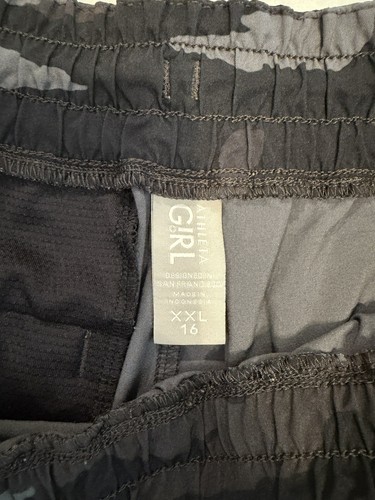 Athleta Girl Play More Shorts XXL 16 Black Gray Camo Pockets - photo 4