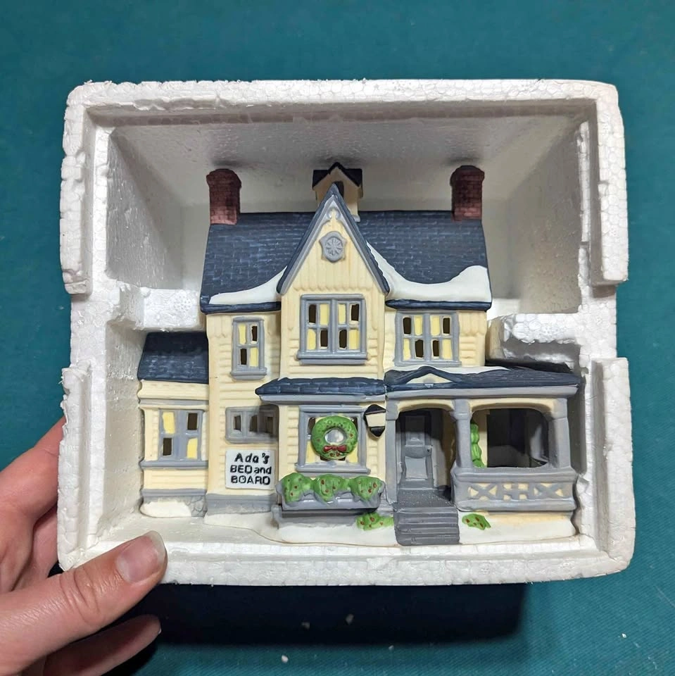 Department 56 - New England Village Series - Boarding House