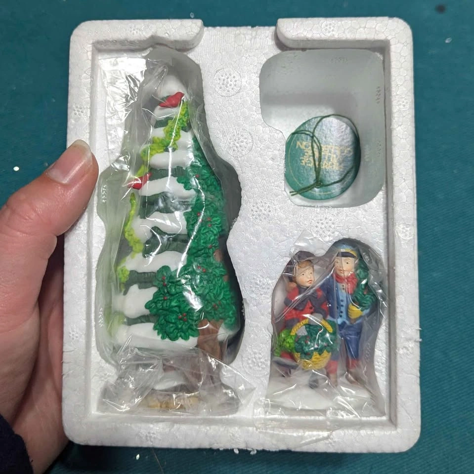 Department 56 - The Heritage Village - The Holly And The Ivy - photo 3