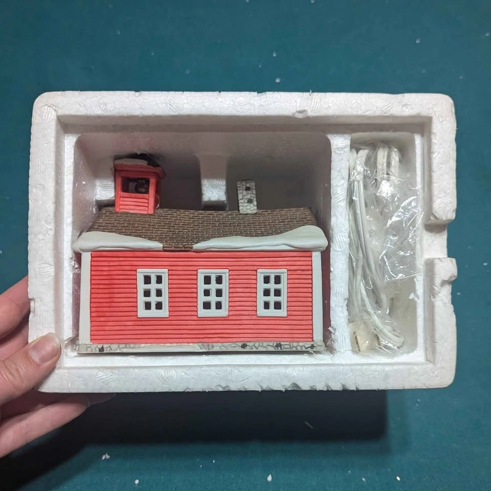 Department 56 - New England Village Series - Red Schoolhouse - photo 2