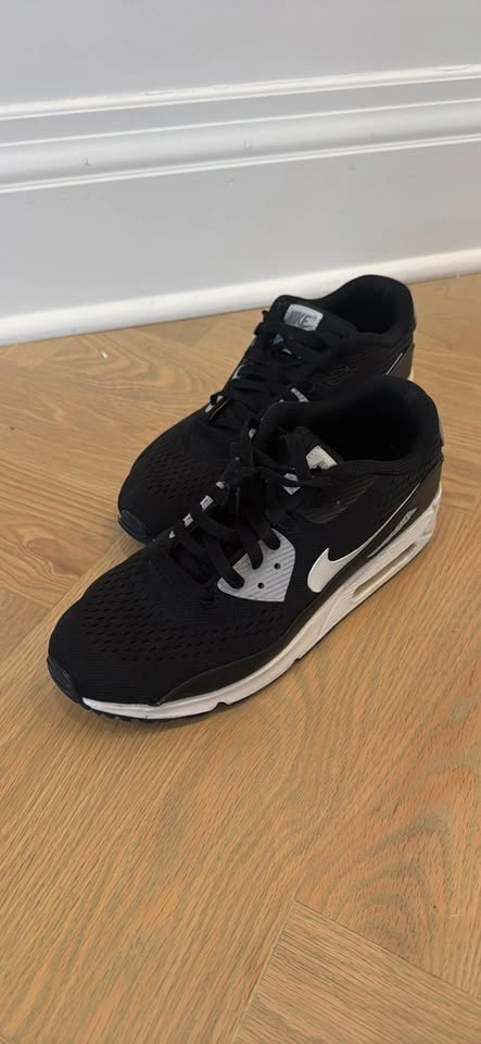 Nike Air Max 90 Size 9.5M - photo 2