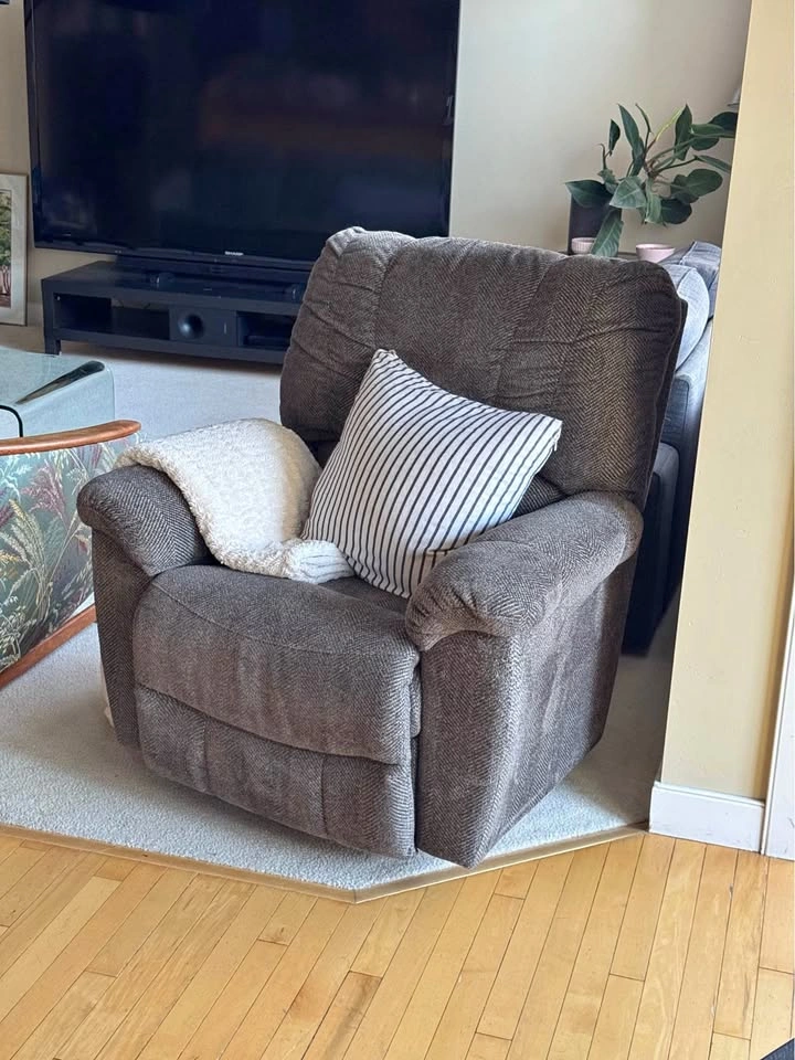 La-Z-Boy Swivel Rocker Recliner Chair | Like New