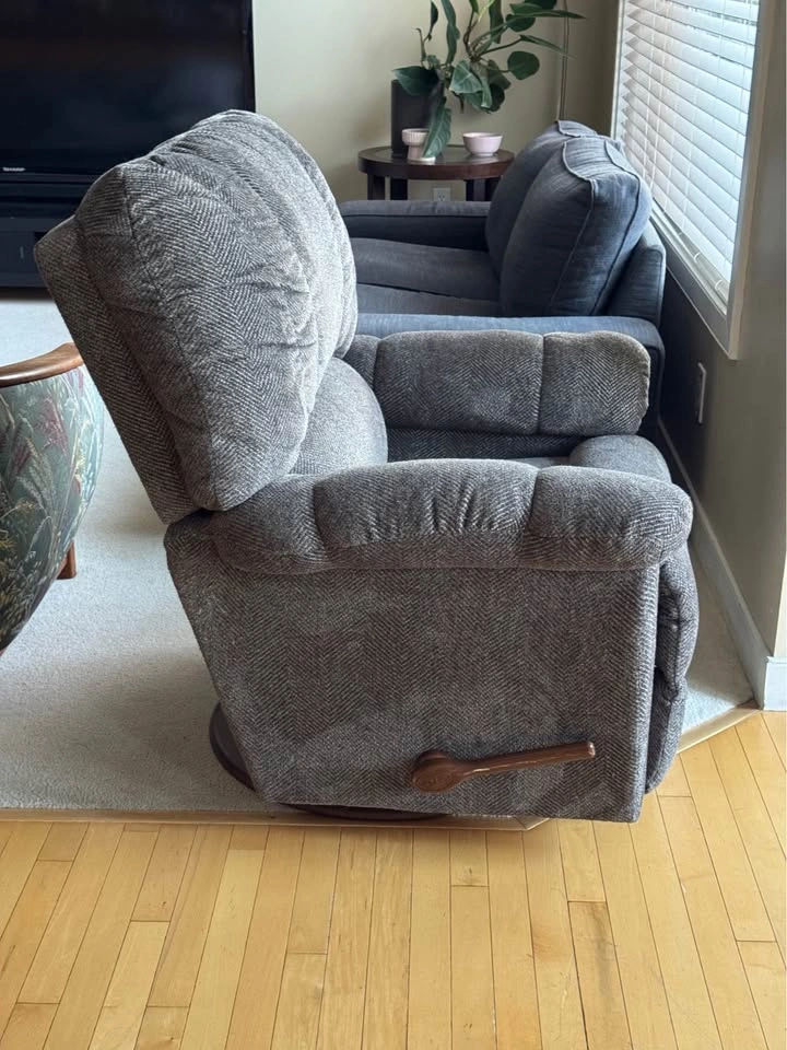 La-Z-Boy Swivel Rocker Recliner Chair | Like New - photo 3