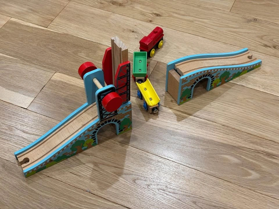 Brio Thomas Wooden Train Lifting Bridge plus trains - photo 3