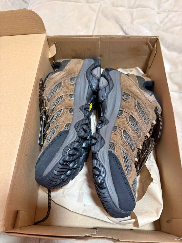 Brand new mens Merrell hiking shoes size 8.5