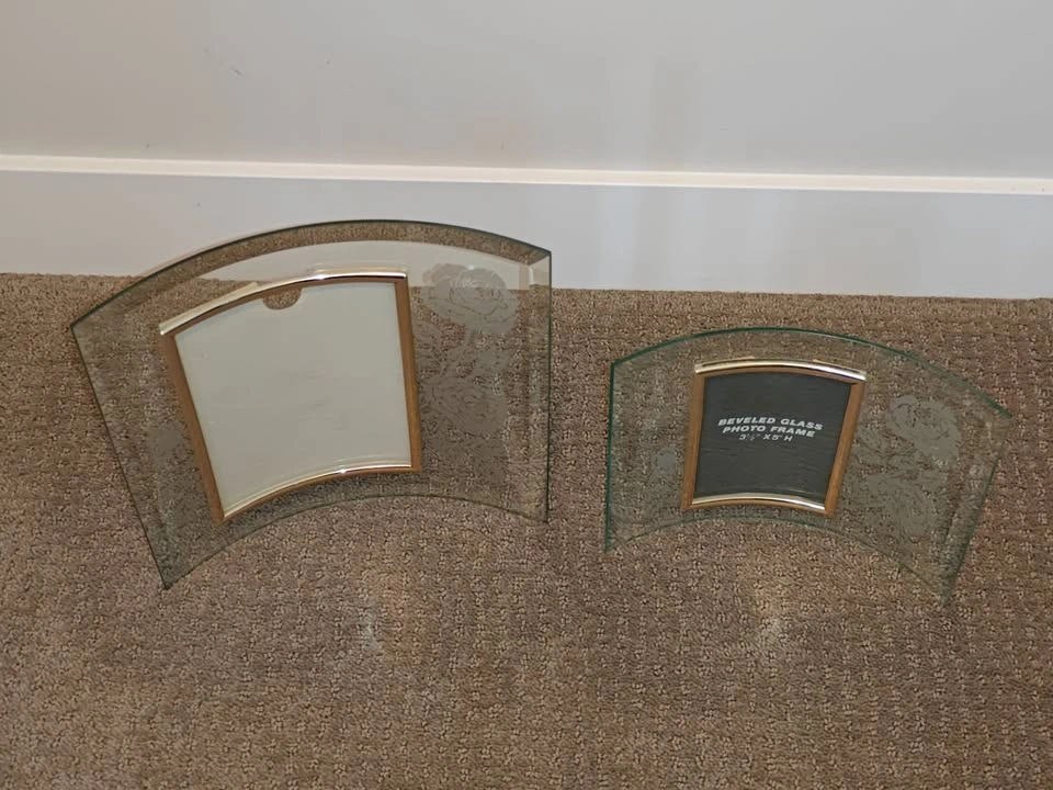Curved Glass Photo Frames with Etched Rose Design – Set of 2 - photo 2