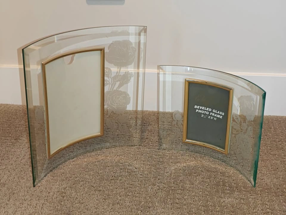 Curved Glass Photo Frames with Etched Rose Design – Set of 2 - photo 3